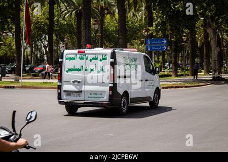 Fez, Marokko - 14. Juni 2022 Ambulanz fährt durch die Straßen von Fez während des Coronavirus-Ausbruchs in Marokko Stockfoto