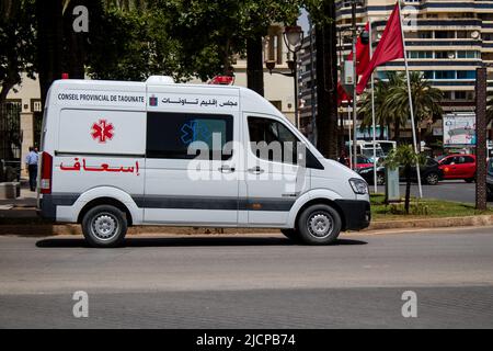 Fez, Marokko - 14. Juni 2022 Ambulanz fährt durch die Straßen von Fez während des Coronavirus-Ausbruchs in Marokko Stockfoto