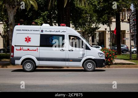 Fez, Marokko - 14. Juni 2022 Ambulanz fährt durch die Straßen von Fez während des Coronavirus-Ausbruchs in Marokko Stockfoto