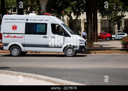 Fez, Marokko - 14. Juni 2022 Ambulanz fährt durch die Straßen von Fez während des Coronavirus-Ausbruchs in Marokko Stockfoto