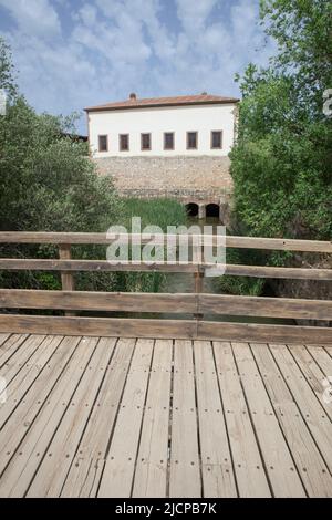 Gebäude in Fabrica de la Luz, ehemaliges Kraftwerk, das jetzt das Besucherzentrum El Berrocal beherbergt, Merida, Spanien Stockfoto