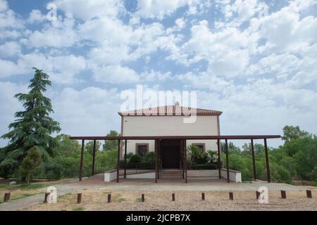 Gebäude in Fabrica de la Luz, ehemaliges Kraftwerk, das jetzt das Besucherzentrum El Berrocal beherbergt, Merida, Spanien Stockfoto