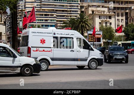 Fez, Marokko - 14. Juni 2022 Ambulanz fährt durch die Straßen von Fez während des Coronavirus-Ausbruchs in Marokko Stockfoto