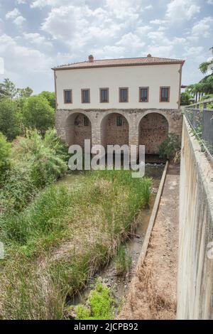 Gebäude in Fabrica de la Luz, ehemaliges Kraftwerk, das jetzt das Besucherzentrum El Berrocal beherbergt, Merida, Spanien Stockfoto