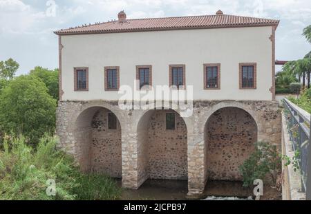 Gebäude in Fabrica de la Luz, ehemaliges Kraftwerk, das jetzt das Besucherzentrum El Berrocal beherbergt, Merida, Spanien Stockfoto