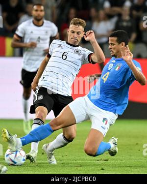 Mönchengladbach, Deutschland. 14.. Juni 2022. Der deutsche Fußballnationalmannschaft Joshua Kimmich (L) steht am 14. Juni 2022 während des Gruppenspiel zwischen Deutschland und Italien bei der UEFA Nations League 2022 in Mönchengladbach (Deutschland) mit dem italienischen Fußballnationalmannschaft Luiz Roamel im Spiel der Gruppe 3 auf. Quelle: Ulrich Hufnagel/Xinhua/Alamy Live News Stockfoto