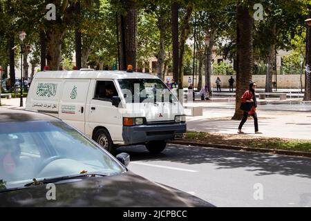 Fez, Marokko - 14. Juni 2022 Ambulanz fährt durch die Straßen von Fez während des Coronavirus-Ausbruchs in Marokko Stockfoto