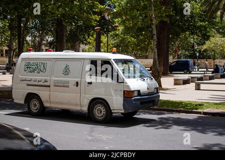 Fez, Marokko - 14. Juni 2022 Ambulanz fährt durch die Straßen von Fez während des Coronavirus-Ausbruchs in Marokko Stockfoto