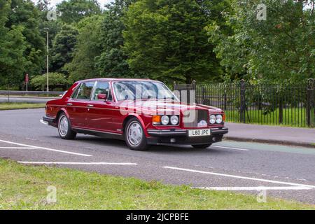 1994 90s Neunzigers Red Bentley Brooklands 6750cc Benziner 3-Gang-Automatik; Fahrzeuge, die während des Jahres 58. der Manchester to Blackpool Touring Assembly für Veteran, Vintage, Classic und geschätzte Fahrzeuge vorgestellt wurden. Stockfoto