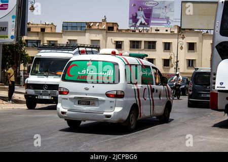 Fez, Marokko - 14. Juni 2022 Ambulanz fährt durch die Straßen von Fez während des Coronavirus-Ausbruchs in Marokko Stockfoto