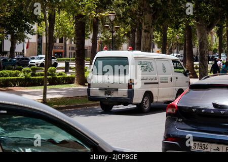 Fez, Marokko - 14. Juni 2022 Ambulanz fährt durch die Straßen von Fez während des Coronavirus-Ausbruchs in Marokko Stockfoto