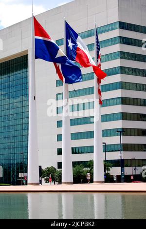 Drei Flaggen vor dem Rathaus von Dallas (amerikanische Flagge, Dallas-Flagge, Texas-Flagge) Stockfoto