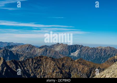 Erstaunliche Tatra Berge mit berühmten Orla PERC Wanderweg und viele andere Gipfel aus Sedilko Berge passieren in der Slowakei Stockfoto