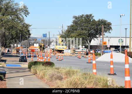 Verkehrskegel lenken Autos auf einer geschlossenen Straße, die im Bau ist, in Irving, Texas Stockfoto