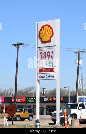 Benzin beworben bei unter $4,00 pro Gallone auf einem Shell-Tankstelle Zeichen Stockfoto