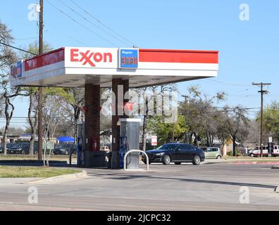 Exxon-Tankstelle pumpt in einem 7-11-er Geschäft in Irving, Texas Stockfoto