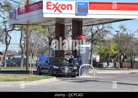 Frau, die sich darauf vorbereitet, Gas an einer Exxon-Tankstelle zu Pumpen Stockfoto