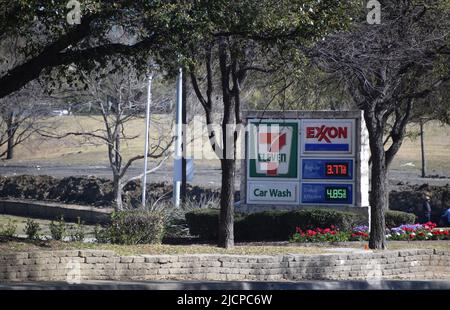 Schild Werbung Gaspreise in einem kombinierten 7-11 / Exxon Tankstelle Convenience Store Stockfoto