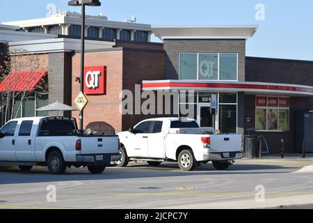 Autos, die in einem Schnellreisegeschäft in Irving, Texas, geparkt sind (QT-Geschäft) Stockfoto