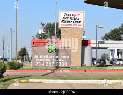 Jaime Barron Immigration Law Group Zeichen mit einem Texas Car Title und Payday Darlehen speichern Zeichen im Hintergrund Stockfoto