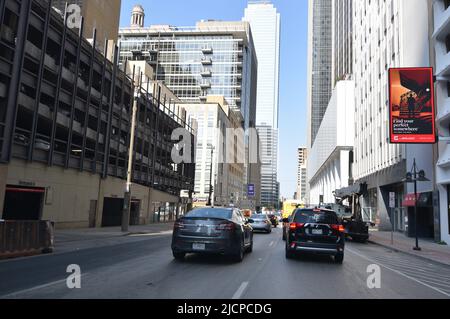 Verkehr auf der Elm Street in der Nähe von Akard in der Innenstadt von Dallas, Texas (nach Westen ausgerichtet) Stockfoto