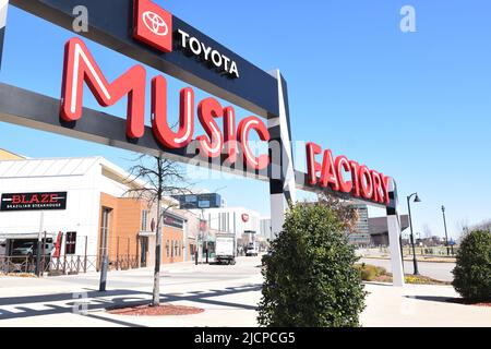 Das Toyota Music Factory Schild in der Gegend von Las Colinas in Irving, Texas Stockfoto