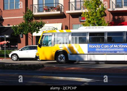 DER DART-Bus (Dallas Area Rapid Transit) zeigt nach links Stockfoto