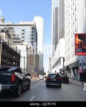 Verkehr auf der Elm Street in der Nähe von Akard in der Innenstadt von Dallas, Texas (nach Westen ausgerichtet) Stockfoto