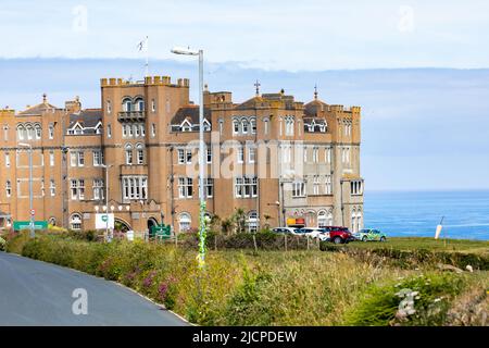 Blauer Himmel über dem Camelot Castle Hotel in Tintagel, Cornwall an einem Sommertag Stockfoto