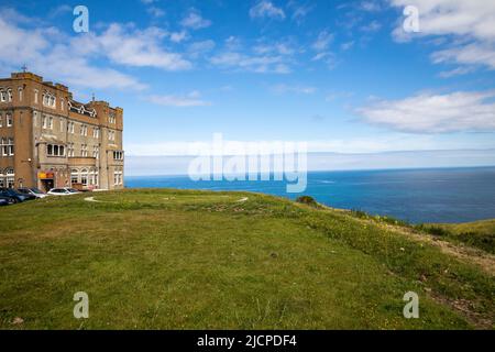 Blauer Himmel über dem Camelot Castle Hotel in Tintagel, Cornwall an einem Sommertag Stockfoto