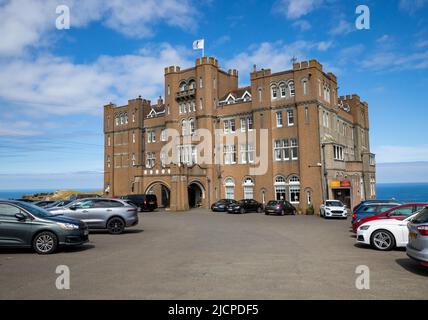 Blauer Himmel über dem Camelot Castle Hotel in Tintagel, Cornwall an einem Sommertag Stockfoto