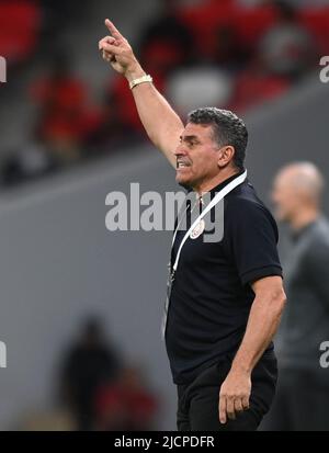 Doha, Katar. 14.. Juni 2022. Costa Ricas Cheftrainer Luis Suarez reagiert während des interkontinentalen Play-offs zur FIFA-Weltmeisterschaft 2022 zwischen Costa Rica und Neuseeland im Ahmed bin Ali Stadium, Doha, Katar, 14. Juni 2022. Kredit: Nikku/Xinhua/Alamy Live Nachrichten Stockfoto