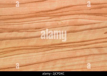 Hintergrund mit Holzstruktur. Beigefarbenes Holz mit dunkelbraunem liniertem Muster auf einfarbigem Untergrund Stockfoto