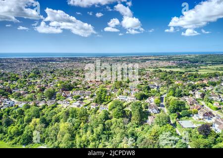 Luftaufnahme zur High Salvington Windmill gelegen in den Ausläufern der South Downs mit herrlichem Blick über Worthing und entlang der Südküste. Stockfoto