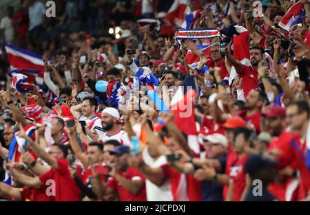 Doha, Katar. 14.. Juni 2022. Fans von Costa Rica feiern nach dem interkontinentalen Spiel der FIFA Fußball-Weltmeisterschaft 2022 zwischen Costa Rica und Neuseeland am 14. Juni 2022 im Ahmed bin Ali Stadium, Doha, Katar. Quelle: Wang Dongzhen/Xinhua/Alamy Live News Stockfoto