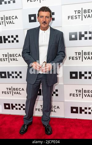 NEW YORK, NEW YORK - 14. JUNI: Antonio Banderas nimmt am 14. Juni 2022 in New York City an der Premiere des „Official Competition“ während des Tribeca Festivals 2022 im BMCC Tribeca PAC Teil. Stockfoto