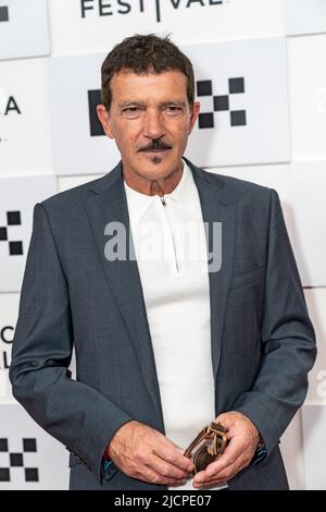 NEW YORK, NEW YORK - 14. JUNI: Antonio Banderas nimmt am 14. Juni 2022 in New York City an der Premiere des „Official Competition“ während des Tribeca Festivals 2022 im BMCC Tribeca PAC Teil. Stockfoto