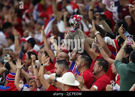 Doha, Katar. 14.. Juni 2022. Fans von Costa Rica jubeln beim interkontinentalen Spiel der FIFA Fußball-Weltmeisterschaft 2022 zwischen Costa Rica und Neuseeland am 14. Juni 2022 im Ahmed bin Ali Stadium in Doha, Katar, an. Quelle: Wang Dongzhen/Xinhua/Alamy Live News Stockfoto