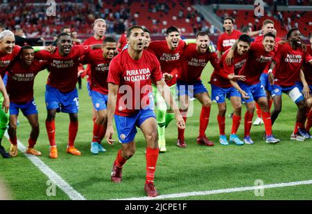 Doha, Katar. 14.. Juni 2022. Die Spieler von Costa Rica feiern, nachdem sie das interkontinentale Spiel der FIFA Fußball-Weltmeisterschaft 2022 zwischen Costa Rica und Neuseeland im Ahmed bin Ali Stadium, Doha, Katar, am 14. Juni 2022 gewonnen haben. Quelle: Wang Dongzhen/Xinhua/Alamy Live News Stockfoto