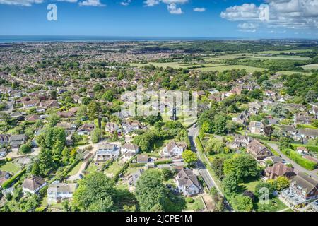 Luftaufnahme zur High Salvington Windmill, gelegen in den Ausläufern der South Downs mit herrlichem Blick über Worthing und die Südküste. Stockfoto