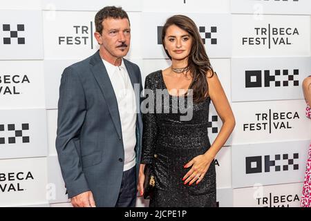 NEW YORK, NEW YORK - 14 2022. JUNI: Antonio Banderas und Penélope Cruz nehmen am 14. Juni 2022 am Tribeca Festival im BMCC Tribeca PAC in New York City an der Premiere des „Official Competition“ Teil. Stockfoto