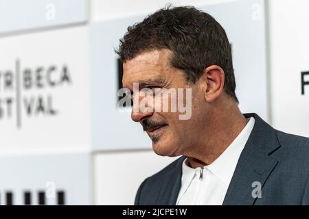 NEW YORK, NEW YORK - 14. JUNI: Antonio Banderas nimmt am 14. Juni 2022 in New York City an der Premiere des „Official Competition“ während des Tribeca Festivals 2022 im BMCC Tribeca PAC Teil. Stockfoto