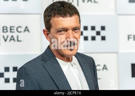 NEW YORK, NEW YORK - 14. JUNI: Antonio Banderas nimmt am 14. Juni 2022 in New York City an der Premiere des „Official Competition“ während des Tribeca Festivals 2022 im BMCC Tribeca PAC Teil. Stockfoto