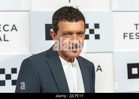 NEW YORK, NEW YORK - 14. JUNI: Antonio Banderas nimmt am 14. Juni 2022 in New York City an der Premiere des „Official Competition“ während des Tribeca Festivals 2022 im BMCC Tribeca PAC Teil. Stockfoto