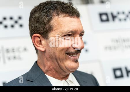 NEW YORK, NEW YORK - 14. JUNI: Antonio Banderas nimmt am 14. Juni 2022 in New York City an der Premiere des „Official Competition“ während des Tribeca Festivals 2022 im BMCC Tribeca PAC Teil. Stockfoto