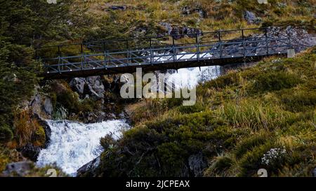 Brücke über den Hukere Stream, der im Winter aufgrund von Lawinengefahr entfernt wird, Nelson Lakes National Park, Südinsel, Aotearoa / Neuseeland. Stockfoto