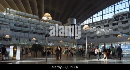 Frankreich. Hauts-de-seine (92) Puteaux. Geschäftsviertel La Defense. Das CNIT, das erste Gebäude, das an der Esplanade gebaut wurde Stockfoto