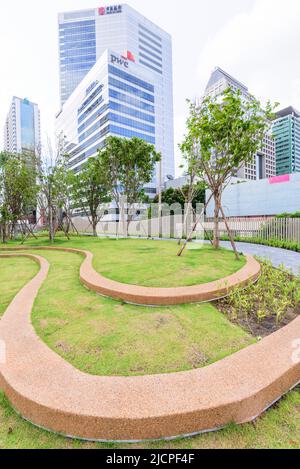 Bangkok , Thailand - 4. Juni 2022: Straßengang am öffentlichen Park des Chongnonsi-Kanals Stockfoto