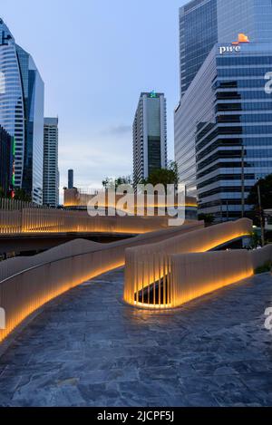 Bangkok , Thailand - 4. Juni 2022: Straßengang am öffentlichen Park des Chongnonsi-Kanals Stockfoto