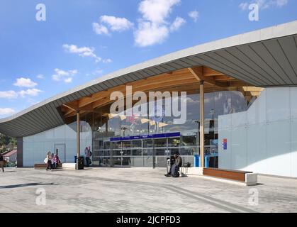 Haupteingang zum Bahnhof Abbey Wood im Südosten Londons, Großbritannien. Umgebaut zur Aufnahme der neuen Elizabeth Line (Crossrail). Stockfoto